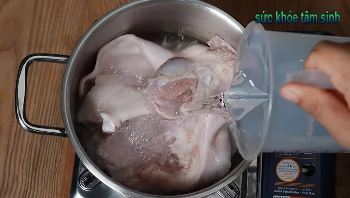 In a pot, combine pig ears, pig nose, onion, cardamom pods, bay leaves, salt, wine, and water. Bring to a boil.