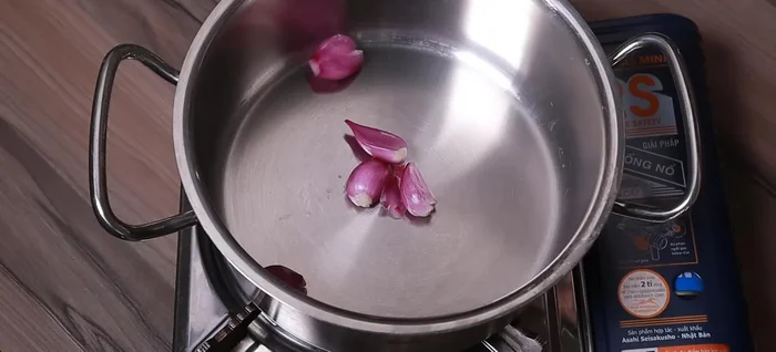 Sauté shallots and pork: Heat 1 tbsp of cooking oil in a pot. Add 4 chopped shallots and stir-fry until fragrant. Add the pork and stir-fry until lightly browned.