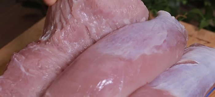 Prepare the pork: Cut 1 kg of tenderloin/tender meat into large, diagonal pieces. Avoid cutting too small, as the meat will shrink during cooking.