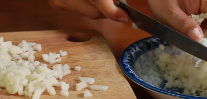 Add 80g cassava, 30-40g carrots, 1 purple onion, salt, and other seasonings to the meat.