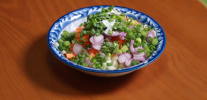 Prepare the filling: stir-fry 80-100g of thinly sliced meat with shallots, onions, and seasoning.