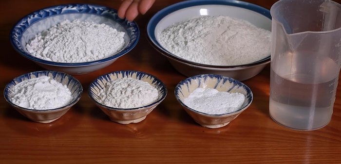 Mix 200g sticky rice flour, 150g 'one hundred and fifty out of one rice', 25g tapioca starch, 25g wheat flour, 25g sugar, and 270g water.