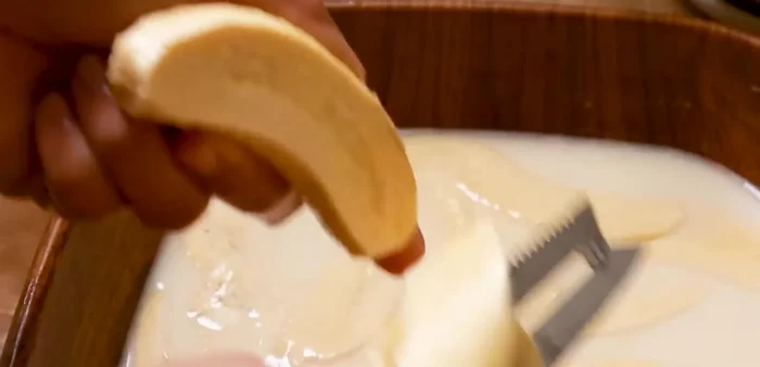 Grate the bananas and soak them in the batter for 10 minutes.