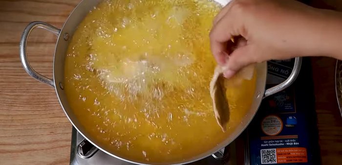 Add the grated bananas to the hot oil. Do not stir immediately; let them float to the surface.