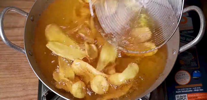 Continuously stir and fry the bananas until they are golden brown. Maintain medium-low heat.