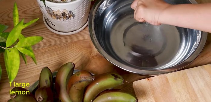 Soak the bananas in a mixture of water, lemon juice, and salt for about 10 minutes to reduce astringency.