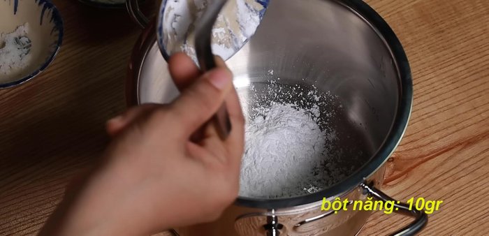 Prepare the broth: Mix rice flour, Van, tapioca starch, lidded flour, Mui Ca Phe Muoi, and water. Cook until thickened.