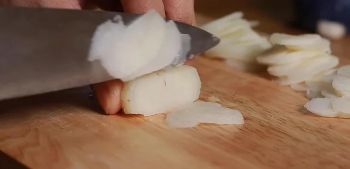 Cut boiled water chestnuts into thin pieces.