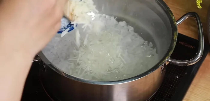 Boil rock sugar and water chestnuts with pandan leaves for 5-7 minutes.
