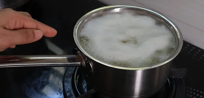 Boil the beans with 1.5 teaspoons of salt for 5 minutes after boiling starts. Then drain.