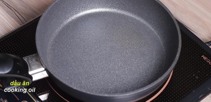 Heat a pan with cooking oil (or butter) over low heat (100°C).