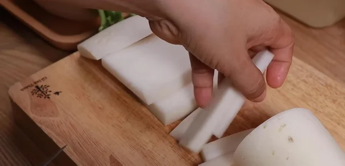 Cut the radishes into bite-sized pieces. (104.06)