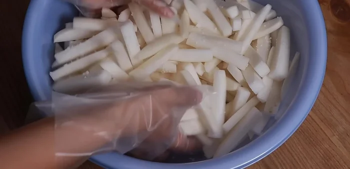 Mix the radish pieces evenly with 70g of salt. Let it sit for about an hour or until the radish softens and releases water. (130.08)