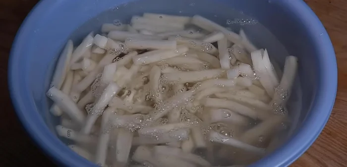 Wash the salted radish thoroughly with water to remove excess salt. (206.48)