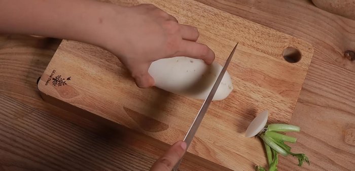 Clean the radishes thoroughly using a clean wire brush and diluted saltwater. (82.19)