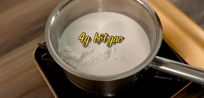 Prepare the broth: Combine 400g broth, 8g tapioca starch, 4g rice flour, and 2g salt in a pot. Stir constantly over medium heat for 2-3 minutes until thickened and clear.
