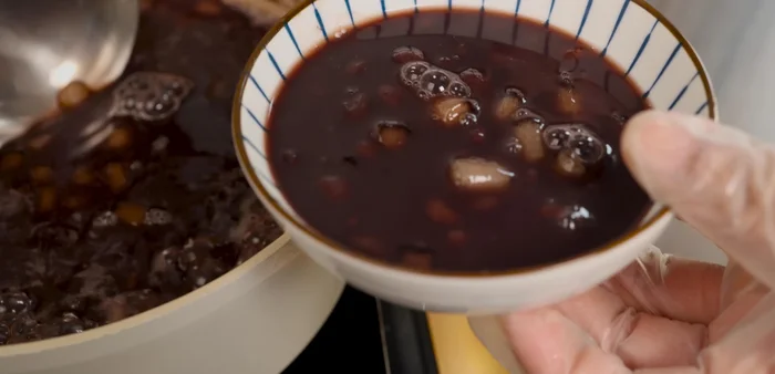Turn off the heat. Serve hot or cold. You can add more broth, roasted sesame peanuts, or ice for extra flavor and texture.