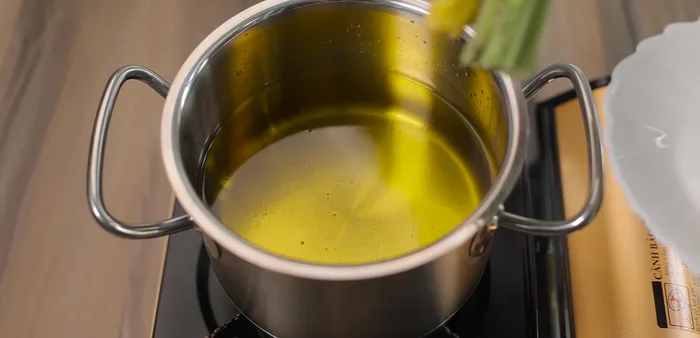 Blanch the intestines in hot oil with ginger and lemongrass to remove odor. Blanch until firm.