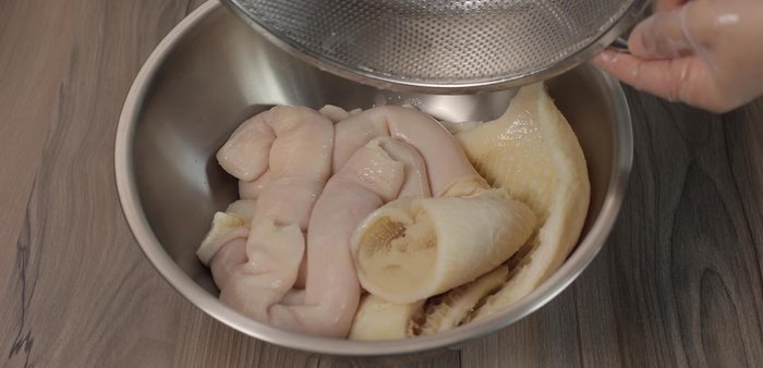 Drain the blanched intestines and wash them thoroughly again.