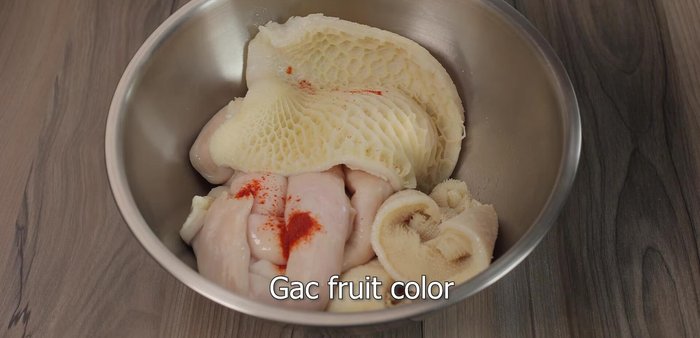 Dye the intestines with strong color powder, Thai orange powder, or red annatto powder for color.