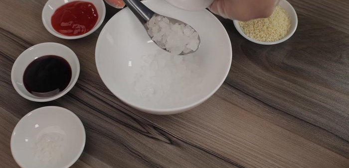 Mix spices: rock sugar, seasoning powder, soy sauce, tomato sauce, chili sauce, oyster oil, salt.