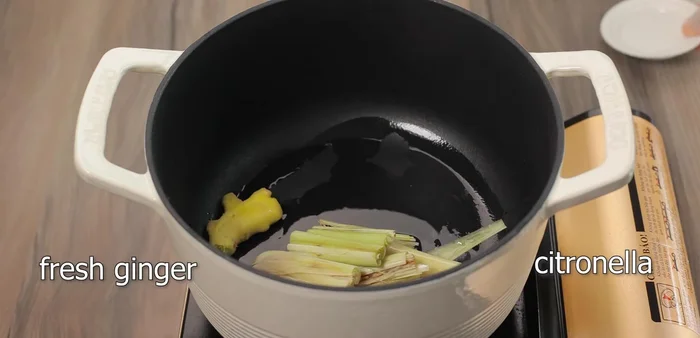 Stir-fry the intestines with a little cooking oil, ginger, lemongrass, cinnamon, and cloves until fragrant.
