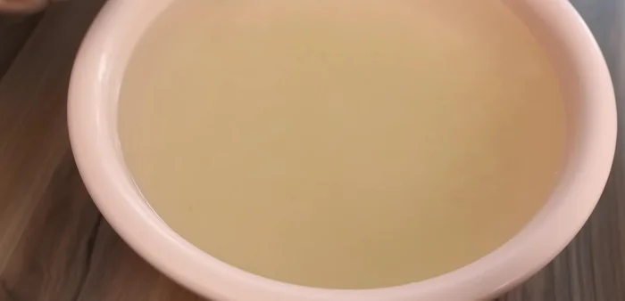 Soak the sliced aloe vera in salt and sugar water for 10 minutes. Then, rinse thoroughly with 5-7 changes of water to remove resin. [137.56]