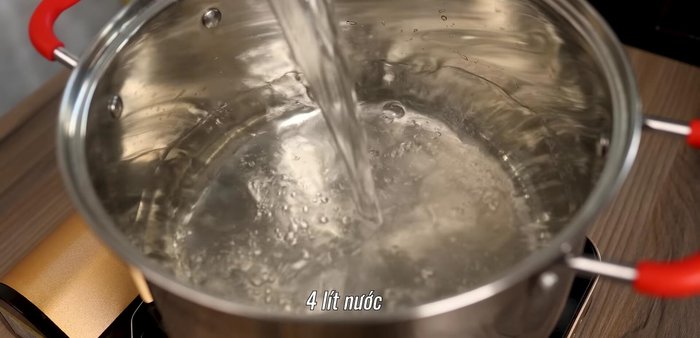 Prepare a pot with 4-5 liters of water. Add 30 grams of pandan leaves and bring to a boil. [193]