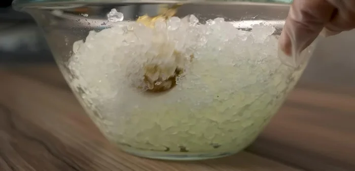 Add 300 grams of rock sugar to the aloe vera. Mix well. [237.76]