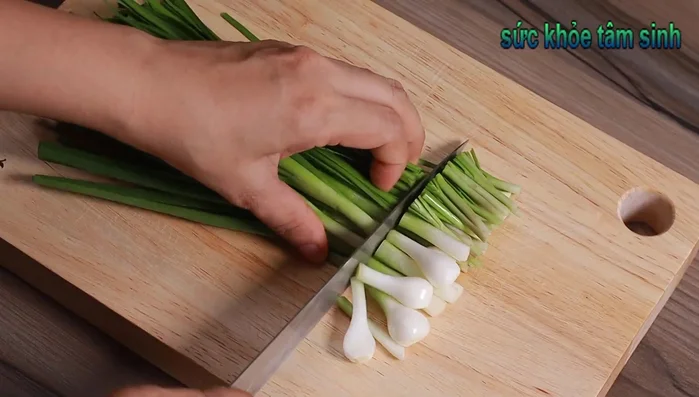 Cut the onions, chives, carrot (1g), and 100g of white radish into strips. Optionally, sun-dry or fan-dry the vegetables to remove excess moisture.