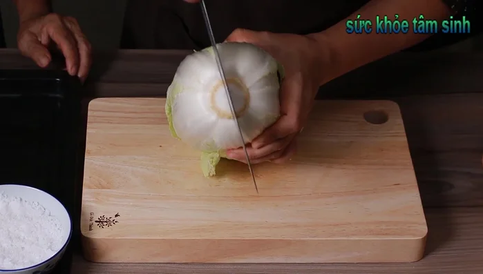 Cut 2kg of firm cabbage into pieces.