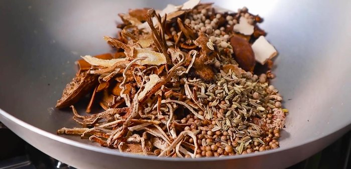 Add the smaller ingredients and stir-fry briefly. Turn off the heat and let the ingredients continue to roast in the residual heat, allowing them to cool naturally.