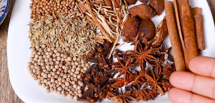 Prepare the ingredients. Lightly crush cardamom and break cinnamon into smaller pieces for even roasting. Set aside the Hong Cuc.