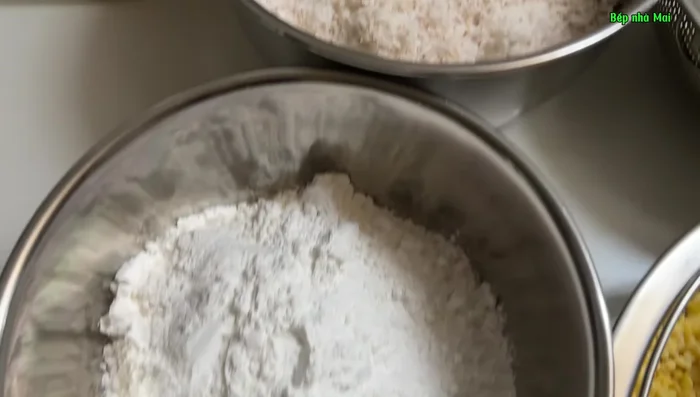 Prepare the sticky rice: soak for 8 hours, wash, drain. (108.36)
