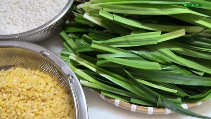 Prepare the pandan leaves: grind to extract water. (118.84)