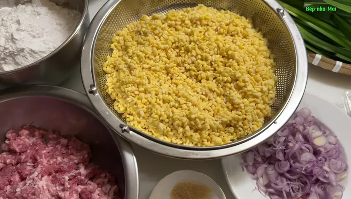 Marinate the lean meat with salt, sugar, and MSG. (135.8)