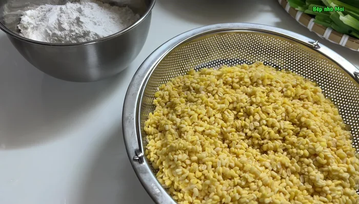 Cook the green beans with a little salt and water until tender, then mash. (177.48)