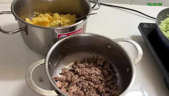 Make the filling: combine cooked meat, mashed green beans, chopped shallots, and a little salt. (554.399)