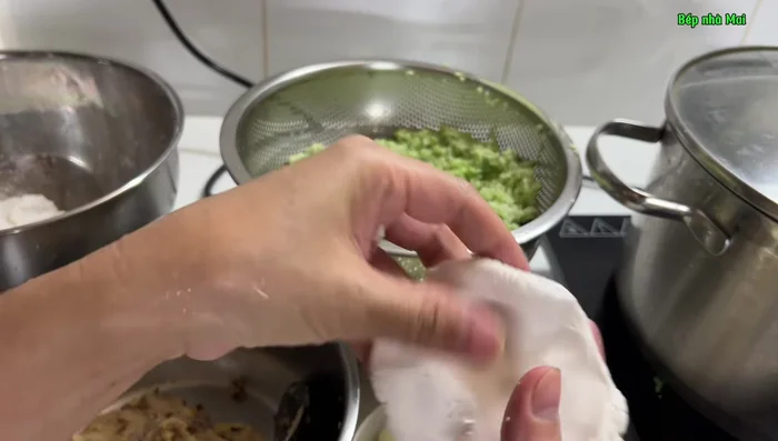Assemble the sticky rice cakes: spread a thin layer of sticky rice dough, add filling (meat and mung beans, quail egg), and top with another layer of dough. (639.12)