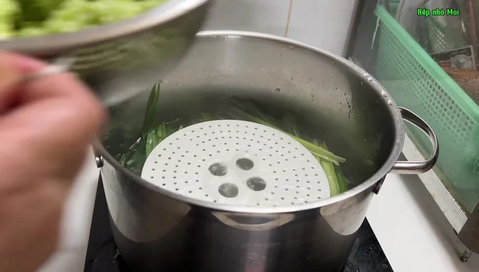 Steam the sticky rice cakes for about 30 minutes. (727.24)