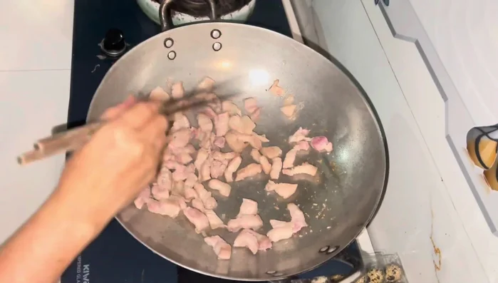 Use the rendered pork fat to fry finely chopped garlic and lemongrass until fragrant.