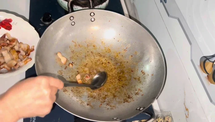 Add finely chopped garlic and lemongrass to the pan and fry until fragrant.