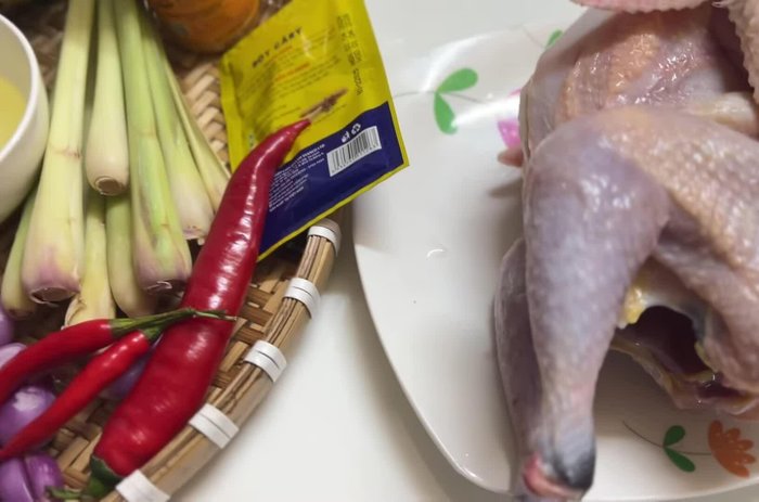 Wash and drain the chicken. Finely chop the purple onion and lemongrass.