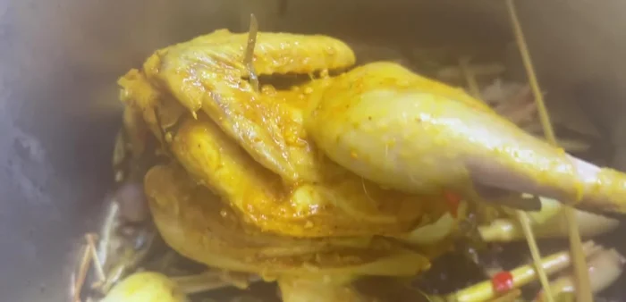 Remove the chicken from the steamer, let it cool and drain for about 50 minutes. Wrap it tightly in a screen and refrigerate for at least one night.