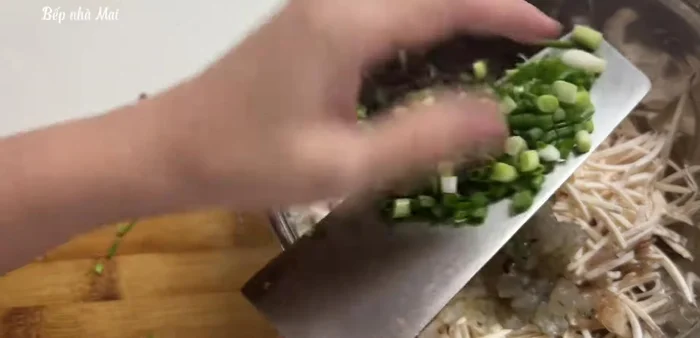 Prepare spring roll filling: Mix shrimp, pork, wood ear mushrooms, vermicelli, taro, green onions, salt, sugar, and MSG. Add egg yolks. Season to taste.