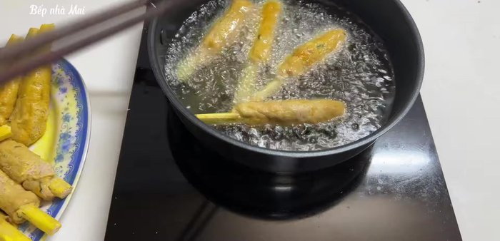 Fry the shrimp rolls over medium heat, flipping frequently to prevent burning. Cooking time depends on thickness: approximately 10 minutes for thin rolls, 13-14 minutes for thick rolls.