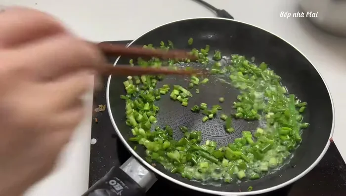 Stir-fry the remaining fish meat with onions and green onions until fragrant. Season with fish sauce.