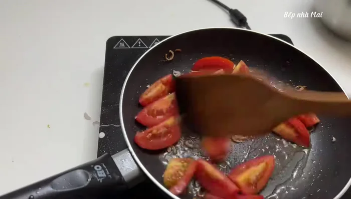 Combine the fish broth and rib broth. Add the stir-fried tomatoes and simmer for 5 minutes. Season with fish sauce, MSG, and seasoning powder.