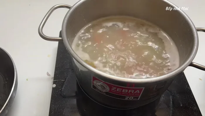 Add onions, dill, and ginger to the broth. Add celery and turn off the heat immediately to prevent it from becoming tough.