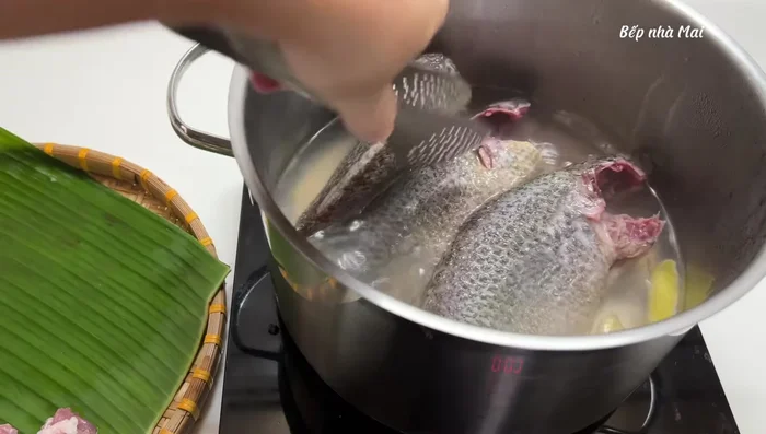 Remove the cooked fish (approx. 1 kg+), let it cool, and then remove the fish meat, carefully removing all the bones.